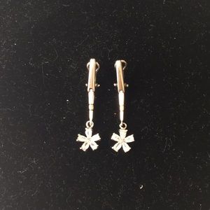 I’m selling earrings good brand and pretty